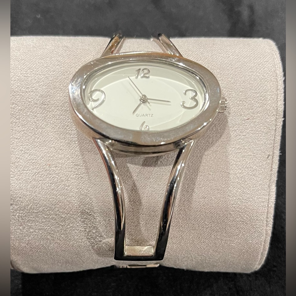 Quartz Silver Tone Watch  Preowned